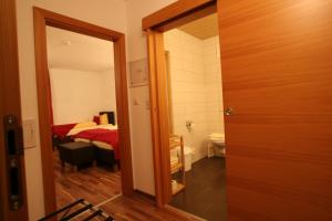 Tempat tidur dalam kamar di Hotel Engl