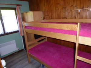 Palanda nebo palandy na pokoji v ubytování gîte superéquipé en Ardenne belge
