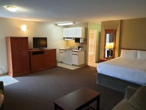 Kuchyň nebo kuchyňský kout v ubytování Riverland Inn & Suites