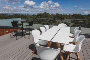 una mesa blanca y sillas en una terraza en Mariandl am Meer en Binz