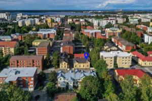 una vista aérea de una ciudad con edificios en SELF-SERVICE apt 10 min from bus-&railway station, free bikes! en Vaasa