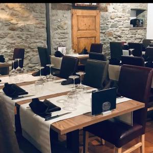 un grupo de mesas con copas de vino. en Ristorante Con alloggio Val Sole, en Acquarossa