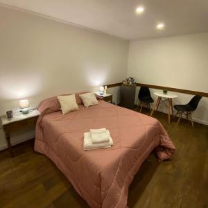 sypialnia z łóżkiem z dwoma ręcznikami w obiekcie Grand Hotel Mariscala w mieście Mariscala