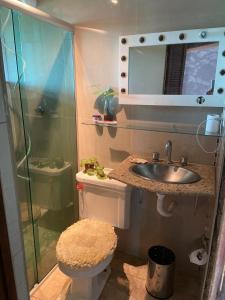 uma casa de banho com um chuveiro, um lavatório e um WC. em PACHAMAMA no Rio de Janeiro