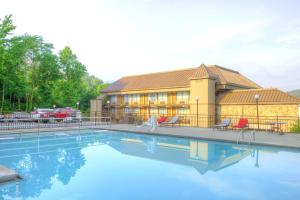 ein großer Pool mit einem Gebäude im Hintergrund in der Unterkunft Clarion Pointe Downtown Gatlinburg in Gatlinburg