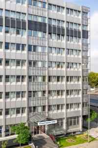 un edificio de oficinas con una escalera delante de él en Campanile Frankfurt Offenbach, en Offenbach