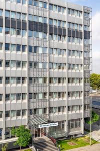 um edifício de escritórios com uma escada em frente em Campanile Frankfurt Offenbach em Offenbach