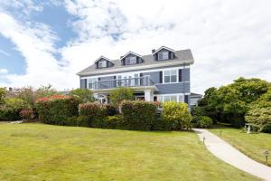 an exterior view of a house with a yard at Nantucket Inn - Anacortes in Anacortes
