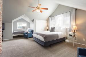 Un pat sau paturi într-o cameră la Nantucket Inn - Anacortes