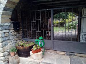 uma porta de uma casa com dois vasos de plantas em Casa del Arco em Aísa
