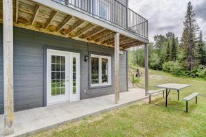 朗斯圣让32 B de Vebron的房屋设有带桌子和甲板的庭院