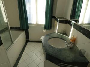 ein Badezimmer mit Waschbecken und Badewanne in der Unterkunft "Villa Loni" Ferienwohnung 7 in Ostseebad Sellin + 6 Fotos