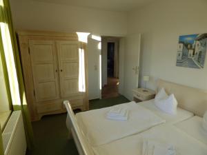 オストゼーバート・ゼリンにあるVilla-Loni-Ferienwohnung-7のベッドルーム1室(白いベッド1台、タオル2枚付)