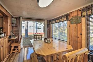 una sala da pranzo con tavolo e sedie in legno di Riverfront Grayling Retreat with Fire Pit and Dock! a Bucks