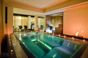 una piscina en medio de una habitación de hotel en Platinum Palace Boutique Hotel & SPA, en Wroclaw