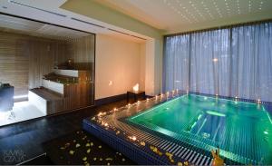 Bazén v ubytovaní Platinum Palace Boutique Hotel & SPA alebo v jeho blízkosti