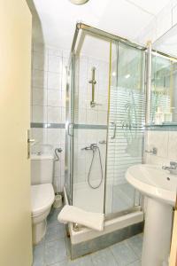 ein Bad mit einer Dusche, einem WC und einem Waschbecken in der Unterkunft House Lucija in Ohrid