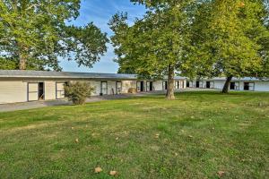 an empty yard in front of a building at Homey Horse Farm Hideaway about 6 Mi to KY Horse Park! in Lexington