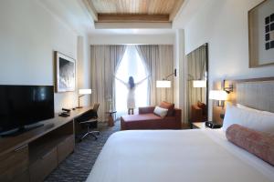 Cette chambre comprend un grand lit et une télévision. dans l'établissement Hotel Real Intercontinental Tegucigalpa, an IHG Hotel, à Tegucigalpa