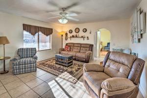 Coin salon dans l'établissement Lake Havasu Family Home with Private Pool and Spa!