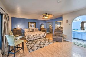Coin salon dans l'établissement Lake Havasu Family Home with Private Pool and Spa!