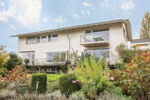 an apartment building with a garden in front of it at Rosenblüte in Lindau