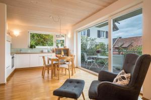 a kitchen and dining room with a table and chairs at Rosenblüte in Lindau