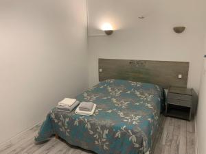 מיטה או מיטות בחדר ב-hôtel Le Cosy