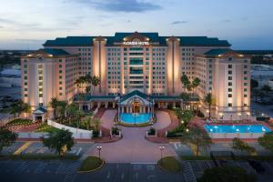 Hồ bơi trong/gần The Florida Hotel & Conference Center in the Florida Mall