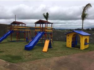 un parque infantil con tobogán y estructura de juegos en Catarina Chalé - Cond Clube, en Mairinque