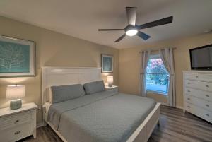 a bedroom with a bed and a ceiling fan at Breezy Gulf Coast Getaway about 4 Mi to Beach Park in Port Charlotte