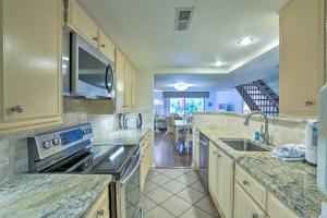 A kitchen or kitchenette at Shipyard Villa with Golf Course Views and Beach Access