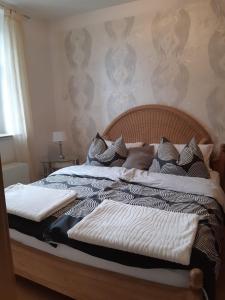 1 dormitorio con 2 camas con almohadas en Ferienwohnung Czampiel, en Havelberg