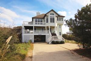 una grande casa bianca con portico e vialetto di Palm Pines PI36 a Corolla