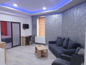 een woonkamer met een bank en een tafel bij negris2 in Bîrlad