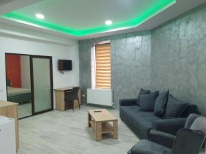 een woonkamer met een bank en een tafel bij negris2 in Bîrlad