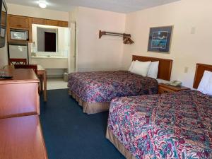 Llit o llits en una habitació de Regency Inn Jewett