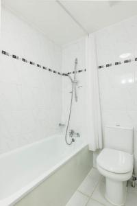 Ein Badezimmer in der Unterkunft Best Western Swiss Cottage Hotel