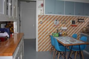 O bucătărie sau chicinetă la 3h Athina Cottage in Athens Riviera, Saronida