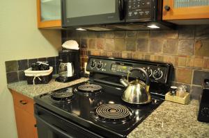 y cocina con fogones y hervidor de agua. en Village # 2416 - White Mountain Lodge, en Mammoth Lakes