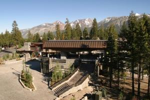 un edificio con escaleras frente a una montaña en Village # 2416 - White Mountain Lodge, en Mammoth Lakes