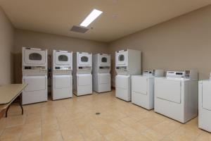 una habitación con un montón de lavadoras y electrodomésticos en Village # 2416 - White Mountain Lodge, en Mammoth Lakes