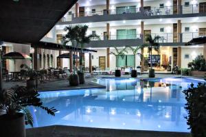 ein großes Schwimmbecken vor einem Gebäude in der Unterkunft Auroza Resort in Rincón de Guayabitos