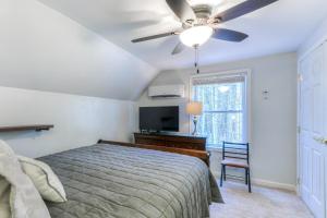 - une chambre avec un lit et un ventilateur de plafond dans l'établissement Incognito, à Oakland