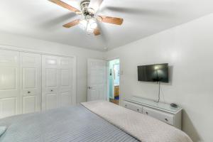 - une chambre blanche avec un ventilateur de plafond et un lit dans l'établissement Incognito, à Oakland