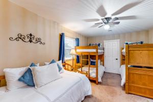 מיטה או מיטות קומותיים בחדר ב-Lone Star Oasis