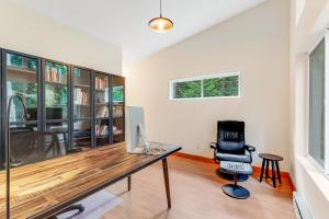 ein Heimbüro mit einem Schreibtisch und einem Stuhl in der Unterkunft McKinnis Hill Cabin in Eastsound