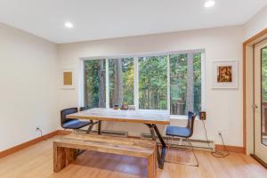 Fotografie z fotogalerie ubytování McKinnis Hill Cabin v destinaci Eastsound