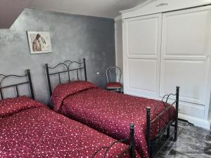 1 dormitorio con 2 camas con sábanas rojas en Villa Angel, en Bovalino Marina