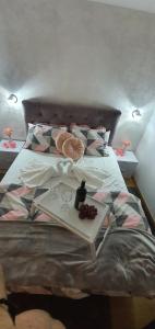 - un lit avec un plateau de nourriture dans l'établissement Apartman Jovana, à Zlatibor